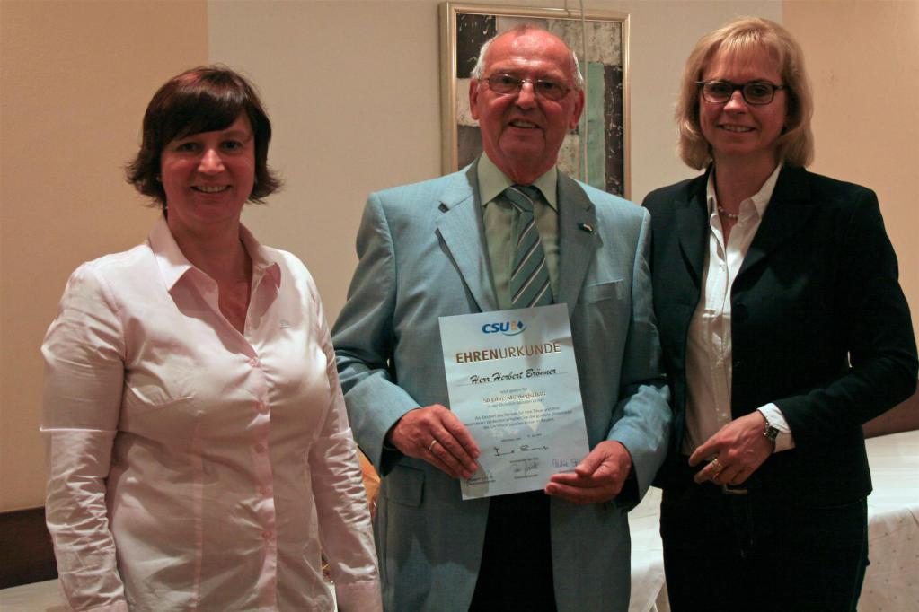 In der Jahreshauptversammlung am 13. Juli 2014  wurde Herbert Brönner für 50 Jahre Mitgliedschaft in der CSU geehrt.